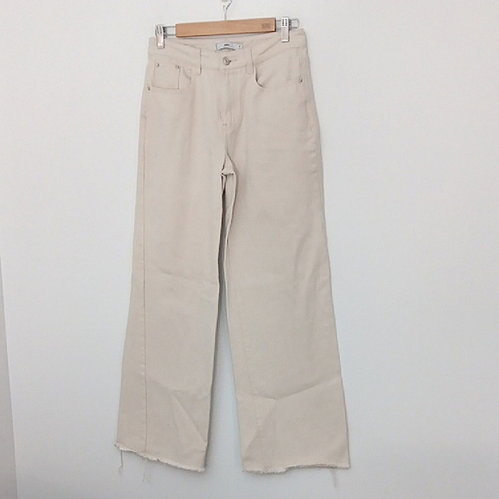 Adika Jeans Women's Size Medium Cream Colored Wide Leg Jeans Raw Hem Pre-owned‎